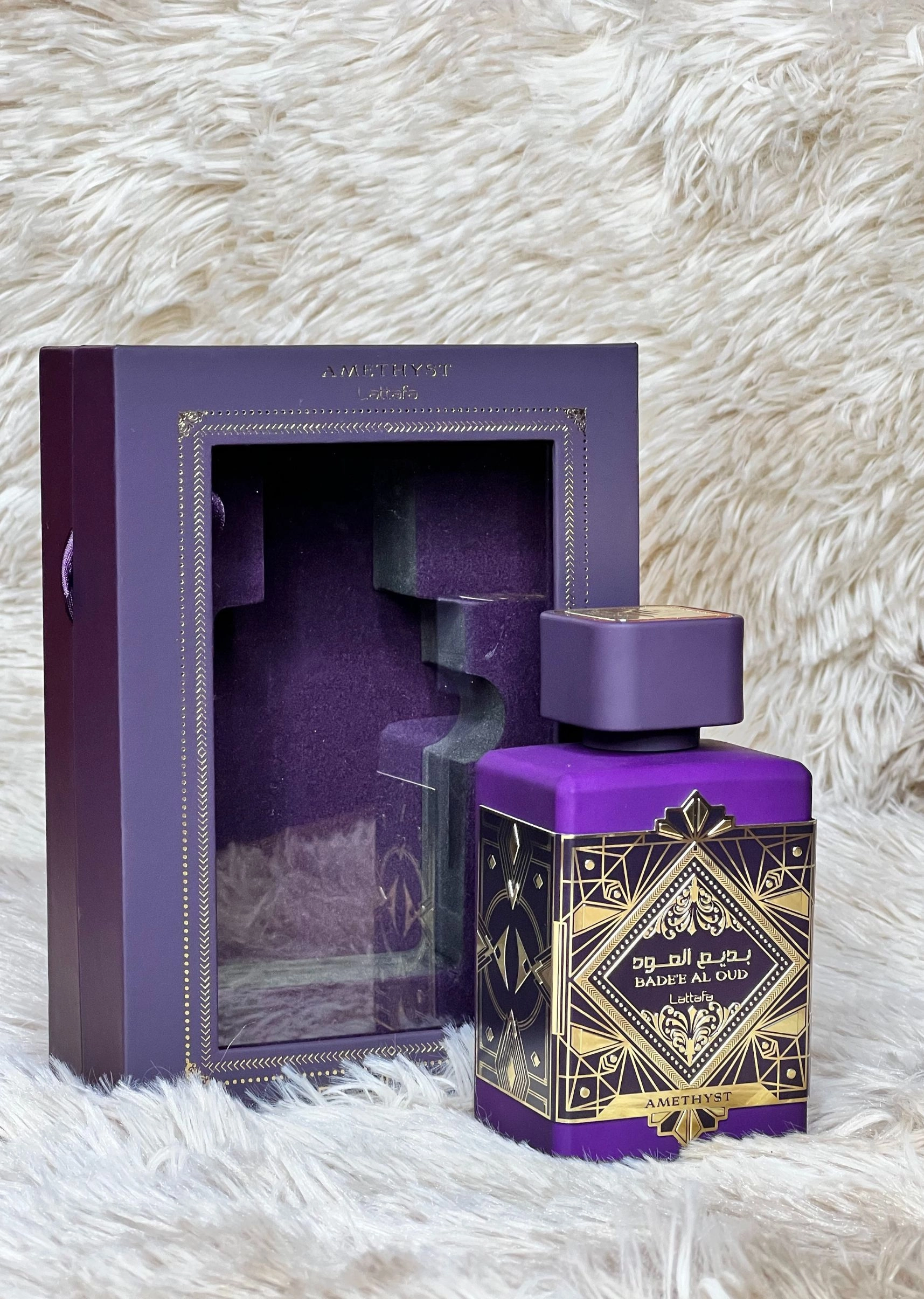 Lattafa Bade'e Al Oud Amethyst è una fragranza unisex che brilla per la sua bellezza e raffinatezza uniche, come una gemma rara tra i profumi. Le note di testa di bergamotto e pepe rosa creano una pri